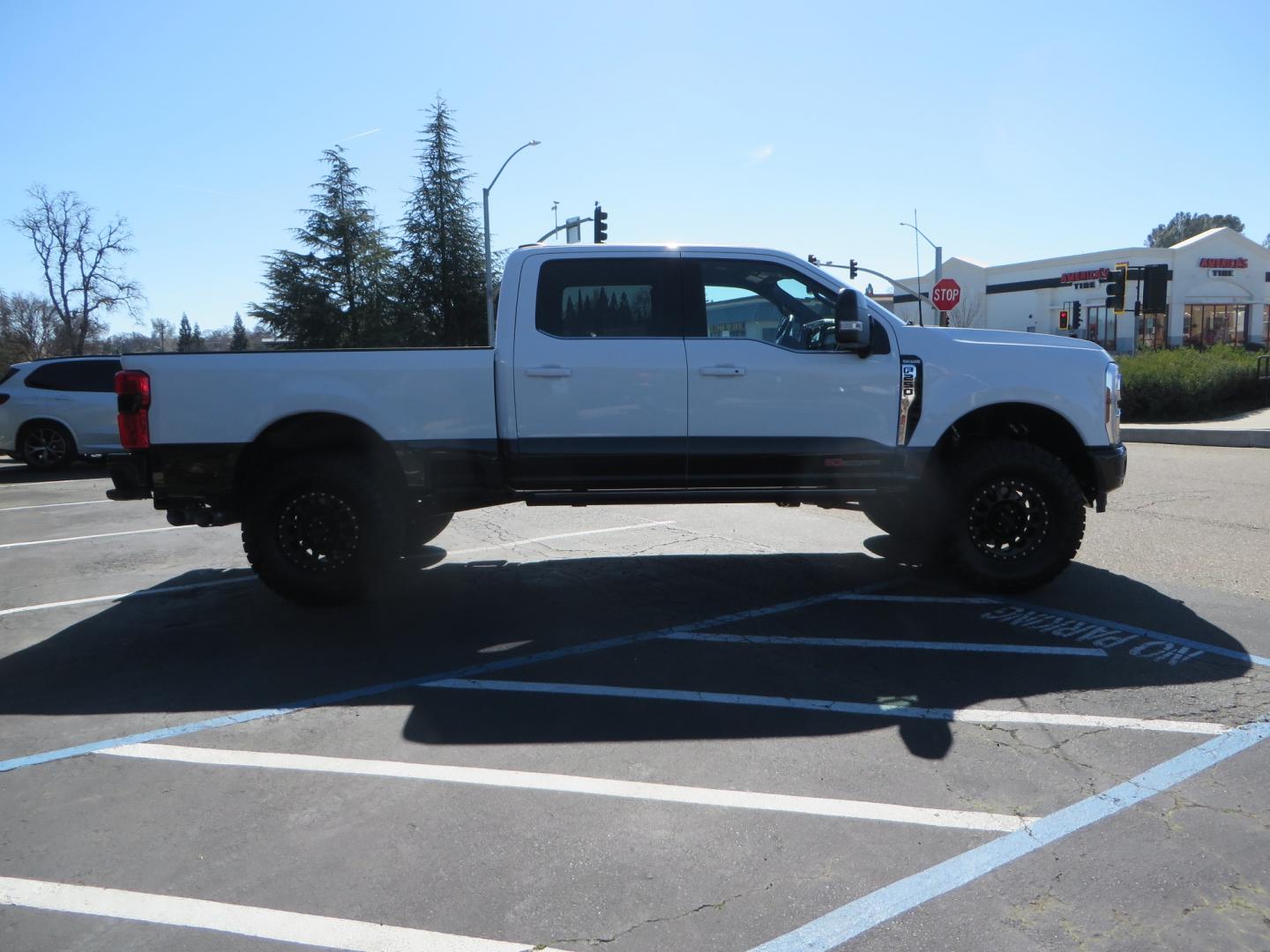 2024 White /BROWN Ford F-250 SD King Ranch Crew Cab 4WD (1FT8W2BM0RE) with an 6.7 HI OUTPUT POWER STROKE engine, 10-SPEED AUTO TORQSHIFT transmission, located at 2630 Grass Valley Highway, Auburn, CA, 95603, (530) 508-5100, 38.937893, -121.095482 - New 24 King Ranch featuring a BDS 3" radius arm suspension system, Fox 2.5 Performance Elite series shocks, Fox ATS steering stabilizer, 37" Nitto Ridge Grappler tires, 18" Method MR315 wheels, 2wd front bumper valance, B&W Tow and Stow hitch, and a Bolt Lock. - Photo#3